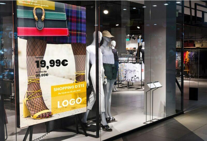écran digital vitrine magasin vêtement | FRANCE ADVERT